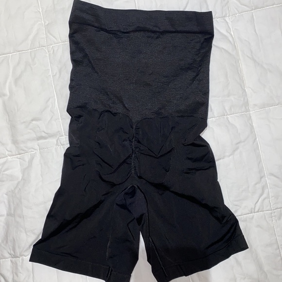 Control It!By Maidenform shapewear. Black & Nude both new never worn. - Picture 3 of 9